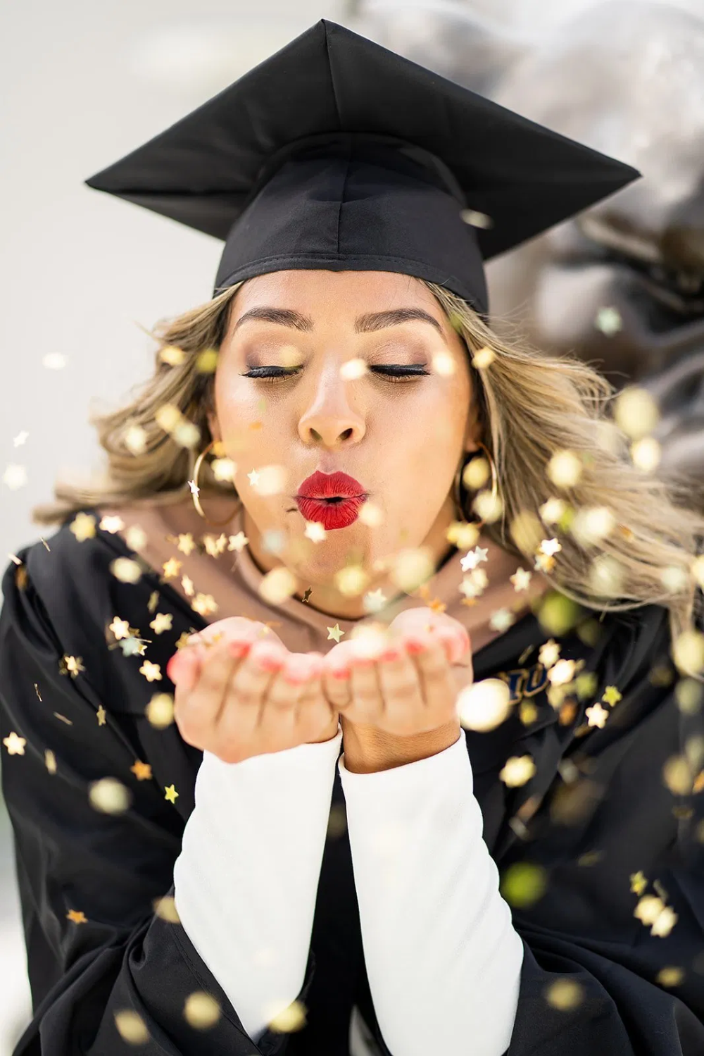 7 Simple Ideas That Can Spice Up Your Graduation Photoshoot